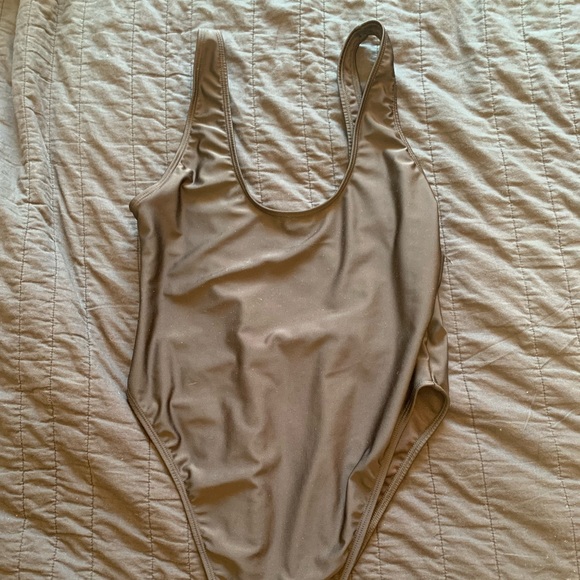 Nasty Gal - black swoop back one piece swimsuit - Picture 2 of 4